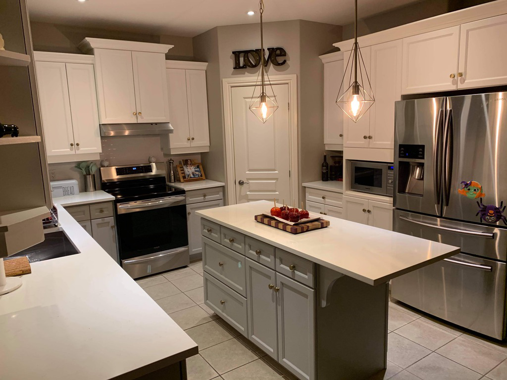 You are currently viewing Revitalize Your Kitchen with Cabinet Refinishing